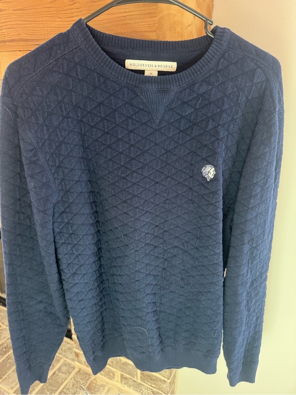 navy blue Holderness & Bourne crewneck sweater features a distinctive diamond ja